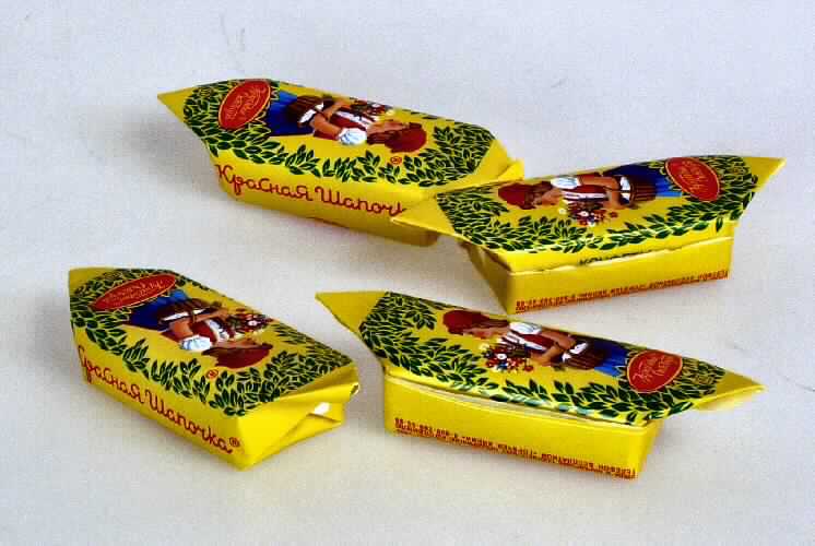 Schokoladenwaffel mit Cremefüllung

Ein Warenmuster (nicht in Originalumschließung), eine Ablichtung des Verpackungsetiketts und vertrauliche 
Angaben zur Zusammensetzung (siehe Feld 8) lagen vor.
Das Erzeugnis soll in Gebindegrößen à 5 kg gehandelt werden.

Bunt bedruckter Papierumschlag; Aufdruck ausschließlich in kyrillischer Schrift; darin ein quaderförmiger, 
vollständig mit Schokolade überzogener Waffelriegel (ca. 4,5 cm x 2,6 cm x 1,3 cm; Gewicht ca. 14 g), be-
stehend aus 3 Gebäckschichten, die mit einer hellbeigefarbenen Creme gefüllt sind; Geschmack süß, nach 
Creme, Schokolade und Waffeln.

Wassergehalt: 10 GHT oder weniger (Seesandmethode, 102° C)
Milchfett*: weniger als 1,5 GHT
Milchprotein*: weniger als 2,5 GHT
Stärke/Glucose**: 5 bis weniger als 25 GHT
Saccharose/Invertzucker/Isoglucose***: 30 bis weniger als 50 GHT

* : abgeleitet aus der Zutatenliste
**: festgestellt gemäß VO (EG) 900/2008, VO (EU) 118/2010
***: festgestellt gemäß VO (EG) 900/2008

Backware, Waffel, mit einem Wassergehalt von 10 GHT oder weniger, ganz mit Schokolade oder kakaohaltigen 
Überzugsmassen überzogen, in unmittelbarer Umschließung mit einem Gewicht des Inhalts von weniger als 85 g