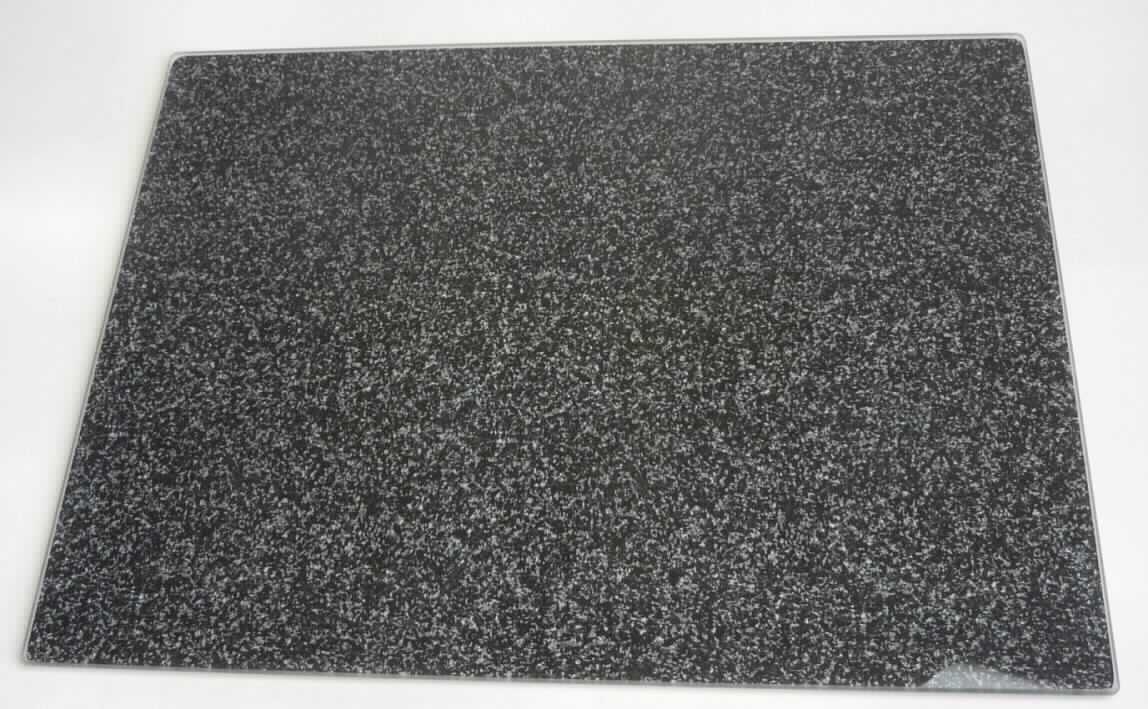 Glasware zur Verwendung bei Tisch oder in der Küche, sog. Glasschneideplatte, Art. 26254, Foto siehe Anlage, 
- in Form einer rechteckigen Platte mit geschliffenen Kanten und abgerundeten Ecken, 
- in den Abmessungen: ca. 40 cm x (Länge) x 30 cm (Breite) x 0,5 cm (Dicke), 
- aus klarsichtigem, vorgespanntem Glas (lt. Antrag ESG-Sicherheitsglas), 
- auf der Rückseite mit einer Folie in anthrazitfarbener Granitoptik beklebt und mit vier Kunststoffnoppen
  ausgestattet.

"Glasware zur Verwendung bei Tisch oder in der Küche (Glasschneideplatte), nicht aus Glaskeramik, nicht aus Bleikristall, nicht aus anderem Glas, mit einem linearen Ausdehnungskoeffizienten von 5 x 10 hoch -6 oder weniger je Kelvin bei Temperaturen von 0 °C bis 300 °C, aus vorgespanntem Glas"