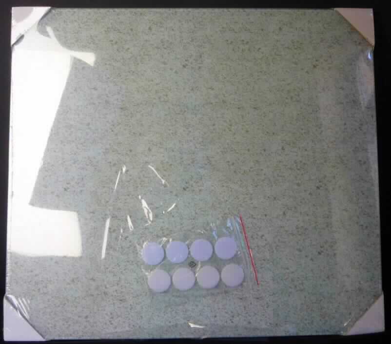 Glasware zur Verwendung bei Tisch oder in der Küche, sog. Herdblende- / Abdeckplatte "Granit", Art. 26280,
Foto siehe Anlage, 
- in Form einer rechteckigen Platte mit geschliffenen Kanten und abgerundeten Ecken, 
- in den Abmessungen: ca. 56 cm x (Länge) x 50 cm (Breite) x 0,5 cm (Dicke), 
- aus klarsichtigem, vorgespanntem Glas (lt. Antrag ESG-Sicherheitsglas), 
- auf der Rückseite mit einer Folie in hellgrauer Granitoptik beklebt und mit neun Kunststoffnoppen
  ausgestattet,
- zusätzlich mit acht lose beiliegenden, runden, sog. Klett & Flausch-Befestigungen,
- u. a. zur Verwendung auf Kochfeldern als Unterlage beim Schneiden bzw. als Ablagefläche.

"Glasware zur Verwendung bei Tisch oder in der Küche (Glasschneideplatte), nicht aus Glaskeramik, nicht aus Bleikristall, nicht aus anderem Glas, mit einem linearen Ausdehnungskoeffizienten von 5 x 10 hoch -6 oder weniger je Kelvin bei Temperaturen von 0 °C bis 300 °C, aus vorgespanntem Glas"