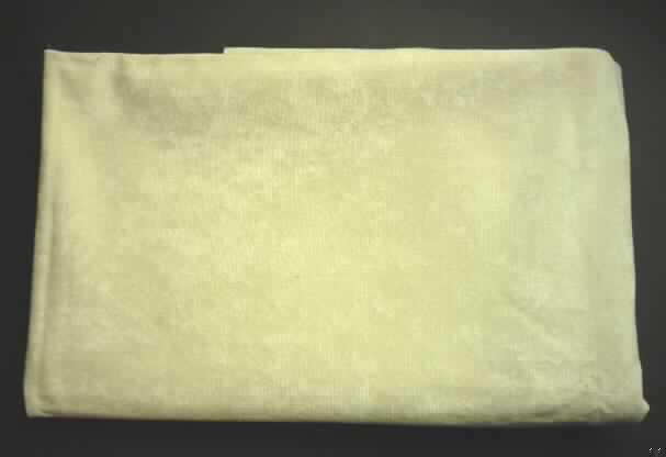 Rippenschusssamt, sog. Gewebe Dubaj,
- als Meterware mit einer Breite von mehr als 30 cm,
- aus zwei mit ihrer ganzen Fläche aufeinander liegenden und durch Kleben verbundenen
  Lagen; laut Untersuchung bestehend aus: 
-- einer - die Schauseite bildenden - Lage aus aufgeschnittenem Rippenschusssamt aus
   100% synthetischen Chemiefasern (laut Antrag aus Polyester), 
-- einer - die Unterseite bildenden - Lage aus einem weißen, gerauten Gewebe in
   Leinwandbindung aus 100% Polyester-Spinnfasern,
- das die Schauseite bildende Rippenschusssamtgewebe bestimmt den Charakter der Ware.