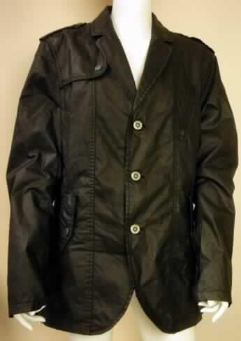 Jacke, sog. Jacke für Herren, Größe L, Foto siehe Anlage,
- aus 0,4 mm dicken, einfarbigen Geweben aus laut Antrag 100 % Baumwolle,
- leicht gefüttert,
- bis zum Schritt reichend (Rückenlänge 76 cm),
- mit einem Reverskragen,
- vorne rechts mit einem aufgeknöpften Koller im Schulterbereich,
- mit Schulterpatten, mit Drucknopfverschluss,
- vorn mit einer durchgehenden Öffnung, die mit drei Knöpfen von links über rechts 
  geschlossen wird (Männerkleidung), 
- mit langen Ärmeln; an den Abschlüssen jeweils mit 11 cm hoch reichenden Schlitzen mit 
  Druckknopfverschluss, 
- vorn mit einer eingesetzten Brusttasche mit Reißverschluss; mit zwei schräg eingesetzten 
  Taschen mit Patten mit Druckknopfverschluss unterhalb der Taille,
- in 8 Längsteilen (Bahnen) formstabil und enganliegend gearbeitet,
- am unteren Rand gesäumt, mit rund zulaufenden Vorderteilen,
- wird im Allgemeinen nicht als äußerstes Kleidungsstück über jeder anderen Kleidung und 
  zum Schutz gegen das Wetter getragen (somit kein Kleidungsstück der Position 6201).

"Jacke aus Geweben, für Männer, aus Baumwolle, keine Arbeits- und Berufskleidung"