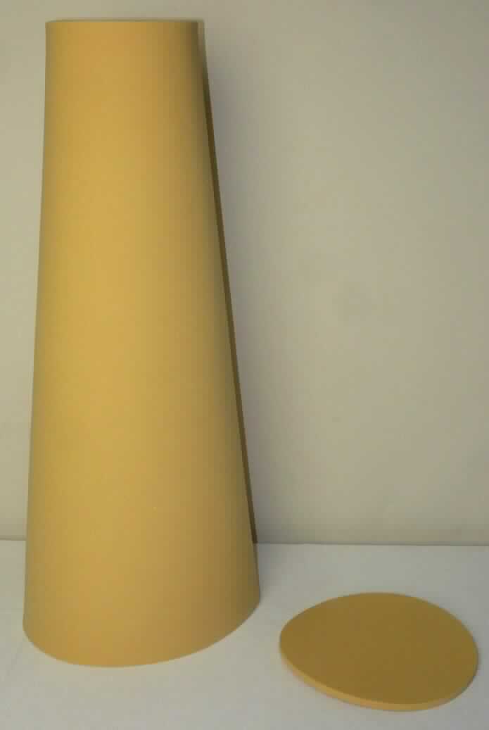 Angaben des Antragstellers:
Streifycone für Soft-Socket. Vorgefertigter Konus mit distaler Abschlusskappe zur zeitsparenden Anfertigung von Weichwand-Innentrichtern (Soft-Sockets).
Material: Streifyfoam ist ein geschlossenzelliger Schaumstoff (expandiertes Weich-Polyethylen)
Höhe: 425 mm für alle Größen, Materialstärke: 5 mm, Shore A 35-40 °

Untersuchungsergebnisse an Warenmuster:
Warenzusammenstellung aus einem charakterbestimmenden, apricotfarbenen, konischen, nicht biegsamen Zellkunststoffrohr mit einer Naht in Längsrichtung  (Länge: ca. 42 cm; Außendurchmesser: ca. 9,3 bis 16,3 cm) und einer runden, apricotfarbenen Zellkunststoffplatte (Durchmesser: ca. 13,2 cm; Dicke: ca. 0,5 cm) (siehe Abbildung).

Befund:
Es liegt ein nicht biegsames, konisches Rohr aus Polymeren des Ethylens im Sinne der Position 3917 vor.