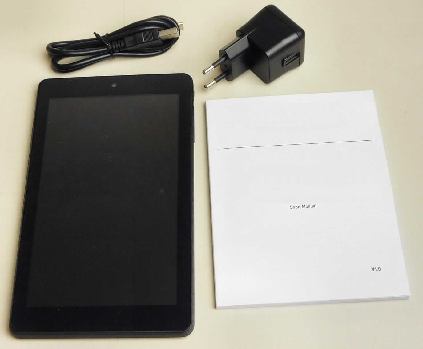 Tragbarer Rechner sog. Tablet-PC, in Form einer Warenzusammenstellung, bestehend aus einem Ladegerät, einem USB-Kabel, einer Bedienungsanleitung sowie einem tragbaren Rechner (charakterbestimmend im Hinblick auf die Verwendung).
Der Tablet-PC besteht im Wesentlichen aus einer Zentraleinheit mit Prozessor, 1 GB Arbeitsspeicher, 8 GB Festspeicher, Grafik- und Audiobausteinen, WLAN-Modul, 7 Zoll Farbdisplay mit Hintergrundbeleuchtung und berührungsempfindlicher Oberfläche (Touchscreen), Lautsprecher und Akkumulator in einem ca. 19 x 11 x 1 cm (B x H x T) großen Gehäuse mit Kopfhörer-, micro USB- und Stromversorgungs-Anschluss, Einschubschacht für micro SD Speicherkarten, Front-Kamera und Bedienelementen.
Das Gerät verfügt über Speicher für Datenverarbeitungsprogramme und Daten, ist frei programmierbar nach Benutzeranforderungen, vermag Rechenoperationen nach Benutzeranweisungen durchzuführen und ist in der Lage, den Programmablauf durch logische Entscheidungen selbst zu ändern.
Die Bestandteile der Warenzusammenstellung sind gemeinsam in einem Karton für den Einzelverkauf aufgemacht.

Die Ware wird als "tragbare automatische Datenverarbeitungsmaschine mit einem Gewicht von weniger als 10 kg, aus einer Zentraleinheit, einer Tastatur und einem Bildschirm bestehend" eingereiht.

Anlage: 1 Abbildung