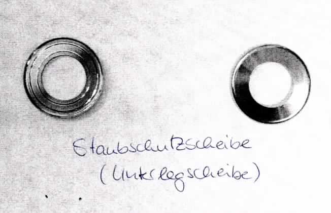 Teil für Fahrrad, sog. Staubschutzscheibe für Innenlager beim Fahrrad, Fotos siehe Anlage,
- kreisrunde, in der Mitte mit einer Lochung versehene Scheibe aus laut Antrag Stahl
  (Durchmesser etwa 3,9 cm); der äußere Rand der Scheibe ist abgekantet, die Innenseite 
  ist mit einer etwa 3 mm breiten Vertiefung versehen,
- die Staubschutzscheibe wird auf der Nichtantriebsseite der Innenlagerachse (Tretlager einer
  Kurbelwelle) eines Rennrads aufgeschoben und beim Zusammenschrauben verpresst,
- sie ist speziell für das Lagergehäuse gefertigt und schützt das Lager vor Verschmutzung,
- keine Unterlegscheibe, somit kein Teil mit allgemeiner Verwendungsmöglichkeit der Position 7318,
- erkennbares Teil des Tretlagers und somit der Kurbelgarnitur eines Fahrrades.

"Teil für Fahrräder der Position 8712, Teil einer Kurbelgarnitur (Staubschutzscheibe für Tretlager)"