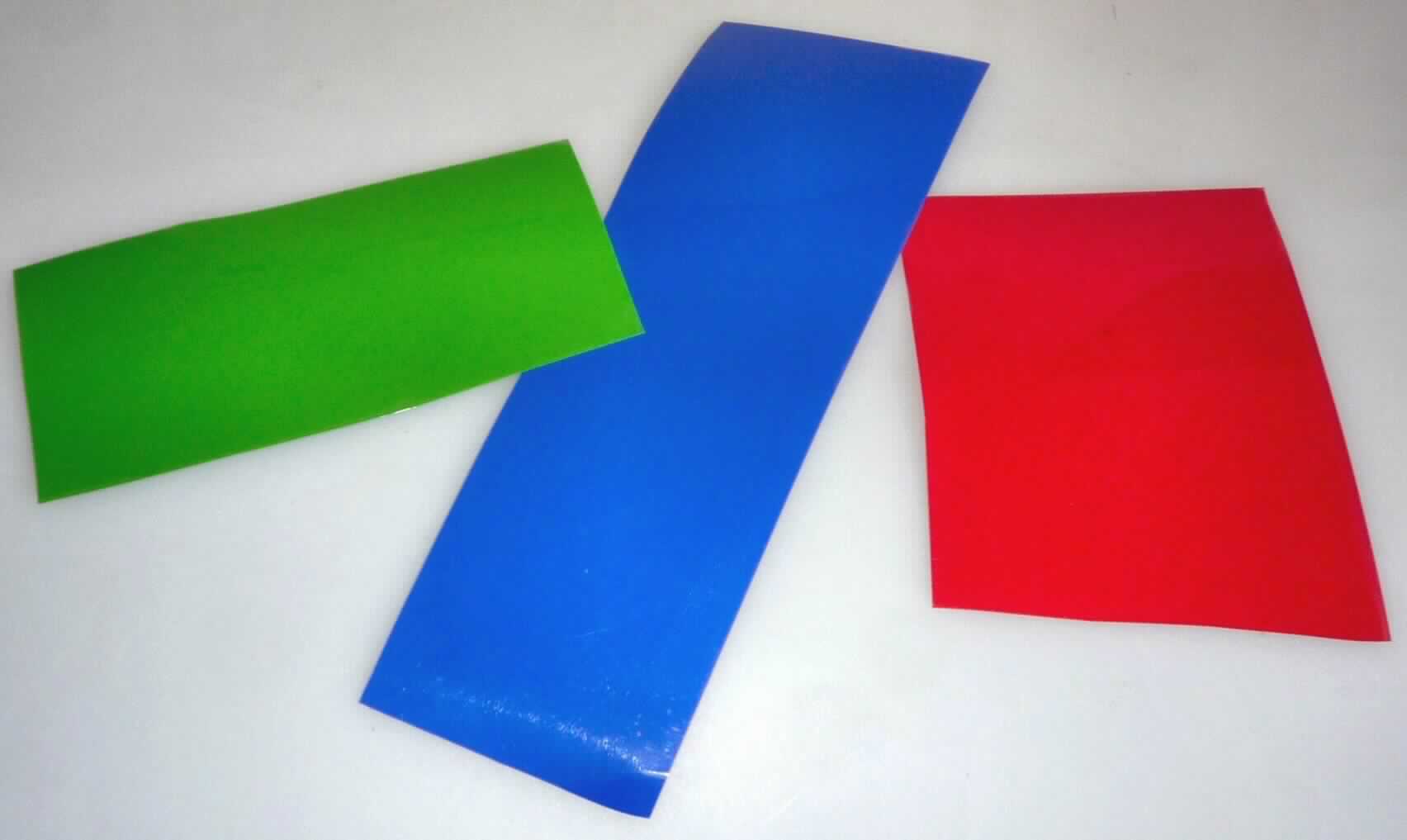 Angaben des Antragstellers:
MagiCut 123 Flexfolie in verschiedenen Farben.
Größen: 5 m x 50 cm, 10 m x 50 cm, 25 m x 50 cm
Lagenaufbau: Polyurethan (35 µm), Heißschmelzkleber auf Polyesterbasis (55 µm), Trägerfilm (109 µm)

Untersuchungsergebnisse an Warenmuster:
Drei einfarbige (rot, blau bzw. grün), zweilagige Kunststofffolien, bestehend aus einer farbigen Lage (Dicke: ca. 90 µm) und einer farblosen, transparenten, einseitig haftenden Träger- / Schutzfolie (Dicke: ca. 110 µm).

Befund:
Es liegt eine mehrlagige Kunststofffolie im Sinne der Position 3920 vor. Der Charakter der Folie wird durch die Lage aus Polyurethan bestimmt.
