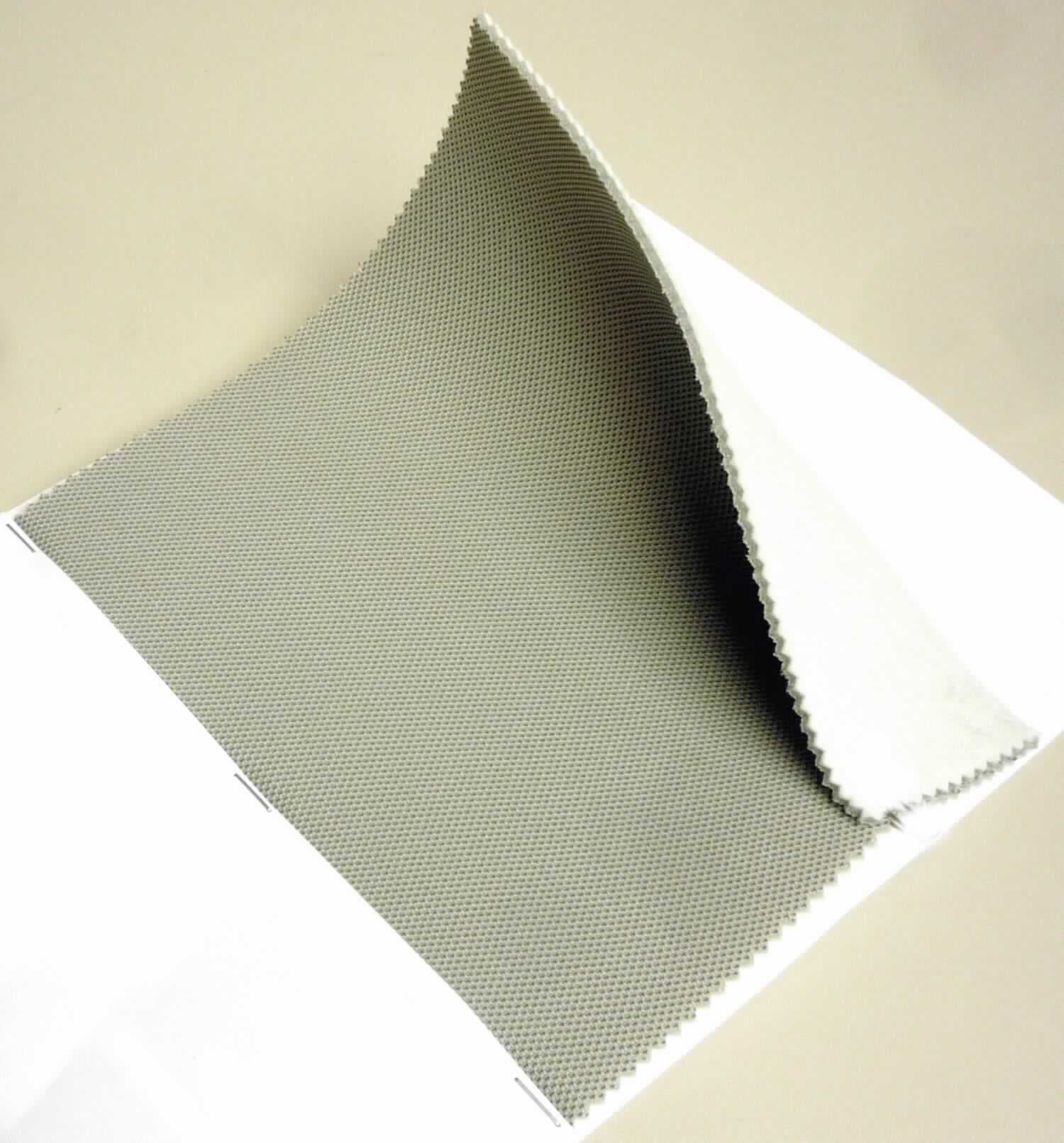 Textillaminat, Foto siehe Anlage
- als Meterware, mit einer Breite von mehr als 30 cm,
- laut Untersuchungsergebnis:
-- dreilagig,
--- mit einer Oberlage (Schauseite):
---- aus einem buntgewirkten Kettengewirke aus synthetischen Chemiefasern, 
---- ohne Flor- oder Schlingenoberfläche,
---- keine Elastomergarne oder Kautschukfäden enthaltend,
- insbesondere im Hinblick auf die Bedeutung in Bezug auf die Verwendung bestimmt das die Schauseite bildende 
  Kettengewirke den Charakter der Ware.

"Kettengewirke, anderes als solche der Positionen 6001 bis 6004, aus synthetischen Chemiefasern, buntgewirkt, 
 anderes als in den Unterpositionen 6005 3310 und 6005 3350 genannte"