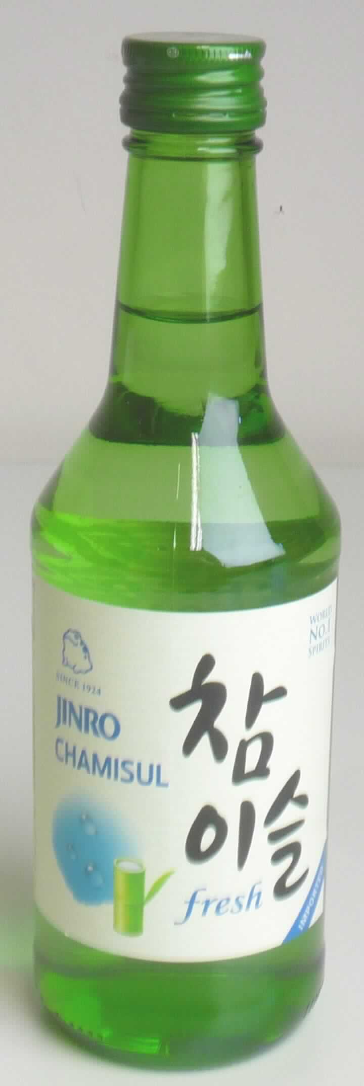Alkoholhaltiges Getränk.

Antragsangaben: Soju. Zur Zusammensetzung der Ware wurden vertrauliche Angaben vorgelegt.

Beschaffenheit der vorgelegten Warenprobe: farblose, klare Flüssigkeit, schwach süß und neutral alkoholisch schmeckend, abgefüllt in einer etikettierten, grünen 0,35 l-Glasflasche mit Schraubverschluss. Etikettaufdruck (auszugsweise): "Alkoholisches Getränk; Alkoholgehalt: 17,8 %vol".

Anderes alkoholhaltiges Getränk, in Behältnissen mit einem Inhalt von 2 l oder weniger.