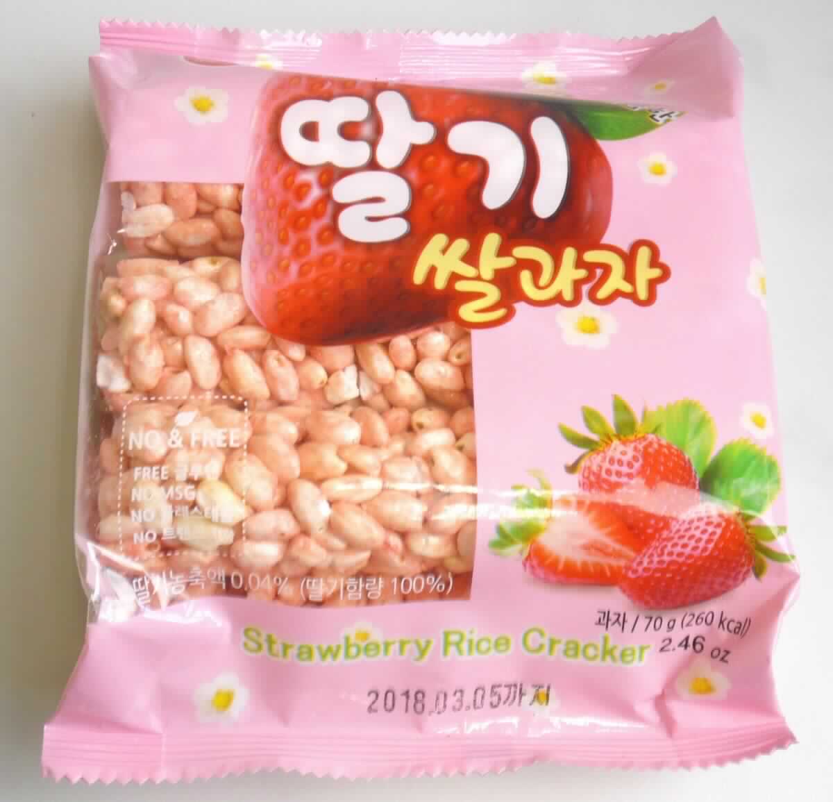 Puffreisstangen mit Erdbeergeschmack

Antragsangaben:
Strawberry Rice Cracker (70 g)

Beschreibung des vorliegenden Warenmusters (in Originalumschließung):
Bedruckter Schlauchfolienbeutel mit mehrsprachigem, vorwiegend koreanischem Aufdruck mit Angaben 
zum Erzeugnis (u. a. Strawberry Rice Cracker; 70 g) und zu den Zutaten (siehe Feld 8); darin sieben 
runde Stangen (Länge ca. 12 cm; Durchmesser ca. 3,5 cm) aus miteinander verklebten, stark aufge-
blähten Reiskörnern; Geschmack vorherrschend süß, nach Reis und Erdbeeraroma.

Kakao: nach der Zuatenliste nicht enthalten

Lebensmittel, durch Aufblähen oder Rösten von Getreide oder Getreideerzeugnissen hergestellt, auf der 
Grundlage von Reis