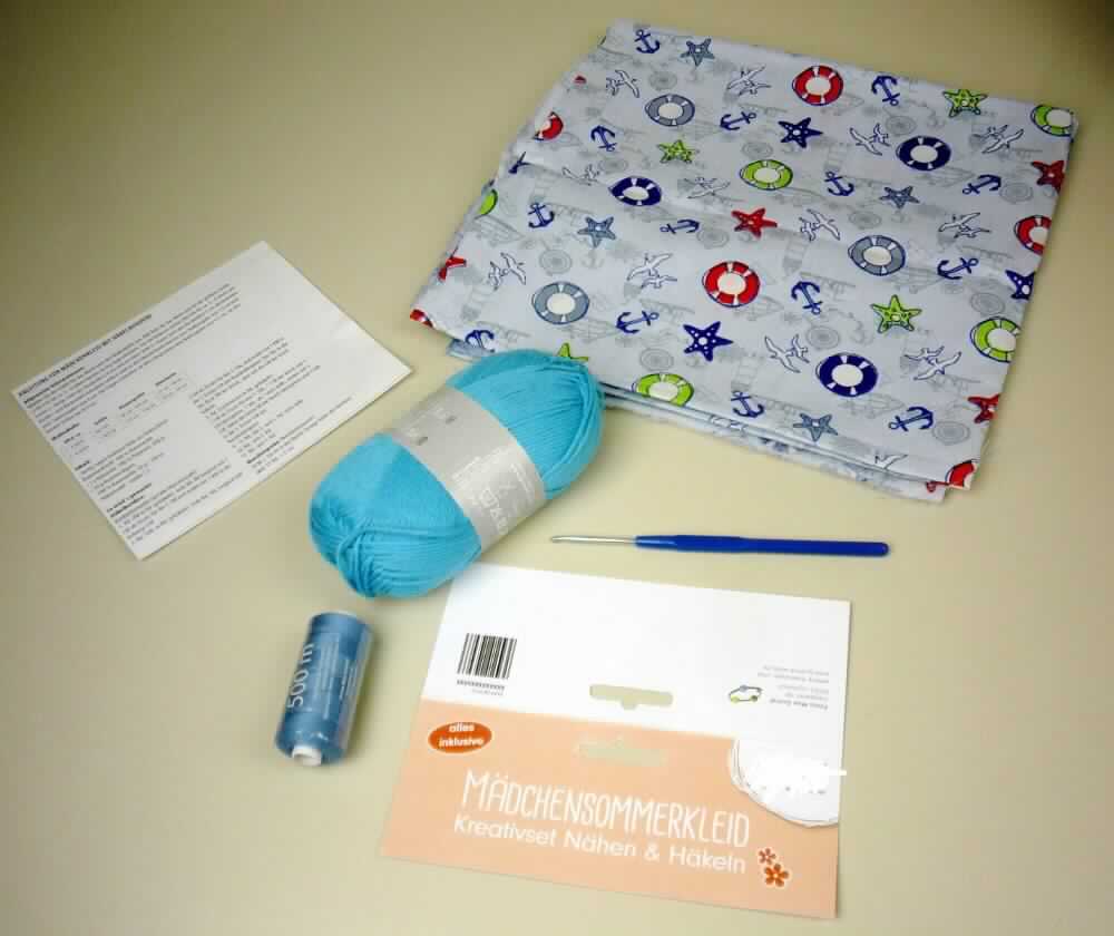 Handarbeitsset, sog. SB-Pack Mädchensommerkleid, Art. 4606-1, Foto siehe Anlage,
- Warenzusammenstellung, bestehend aus zwei Gewebezuschnitten, einem Nähgarn, einem Garn, einer 
  Häkelnadel und einer Anleitung,
- gemeinsam in einem Polybeutel mit Pappeinleger für den Einzelverkauf aufgemacht und zur Befriedigung eines 
  speziellen Bedarfs zusammengestellt,
- Gewebe:
-- laut Antrag :
--- rechteckig zugeschnitten, mit den Abmessungen: ca. 63 cm x 55 cm bzw. 11 cm x 45 cm,
--- aus 100 % Baumwolle,
--- in Leinwandbindung,
--- mit einem Quadratmetergewicht von 115 g,
--- bedruckt (nicht nach dem Batik-Verfahren handbedruckt),
-- ohne Hinweise auf eine Herstellung auf Handwebstühlen,
- Garn:
-- aus laut Antrag 100 % Baumwolle,
-- gezwirnt, mit einer S-Drehung als letzter Drehung,
-- mit einem Titer von ca. 4.000 dtex (somit kein Bindfaden der Position 5607),
-- mit einem Gewicht von laut Antrag 50 g (somit in Aufmachung für den Einzelverkauf),
- Häkelnadel:
-- mit einer Länge von ca. 14 cm,
-- aus unedlem Metall, mit einem Griff aus Kunststoff,
-- zum Handgebrauch,
- Nähgarn:
-- gefärbtes Garn aus laut Antrag 100 % Polyester (augenscheinlich synthetische Spinnfasern),
-- gezwirnt; mit einer Z-Drehung als letzter Drehung,
-- augenscheinlich appretiert für die Verwendung als Nähgarn,
-- auf Spulen, mit einer Länge von laut Antrag 500 m und einem Gewicht einschließlich der Unterlage von 
   ca. 16 g (= Garn in Aufmachung für den Einzelverkauf),
- Anleitung:
-- in Form eines mit Texten und Abbildungen bedruckten Blattes aus Papier, 
-- wird als Anleitung verwendet,
- dient zur Herstellung eines Sommerkleides für Mädchen,
- im Hinblick auf den Wert und die Verwendung als Kleid verleihen die Gewebe der Warenzusammenstellung ihren 
  wesentlichen Charakter.

"Gewebe aus Baumwolle, mit einem Anteil an Baumwolle von mehr als 85 GHT und einem Quadratmetergewicht
 von weniger als 200 g, bedruckt, in Leinwandbindung, mit einem Quadratmetergewicht von mehr als 100 g,
 nicht auf Handwebstühlen hergestellt, nicht nach dem Batik-Verfahren handbedruckt"