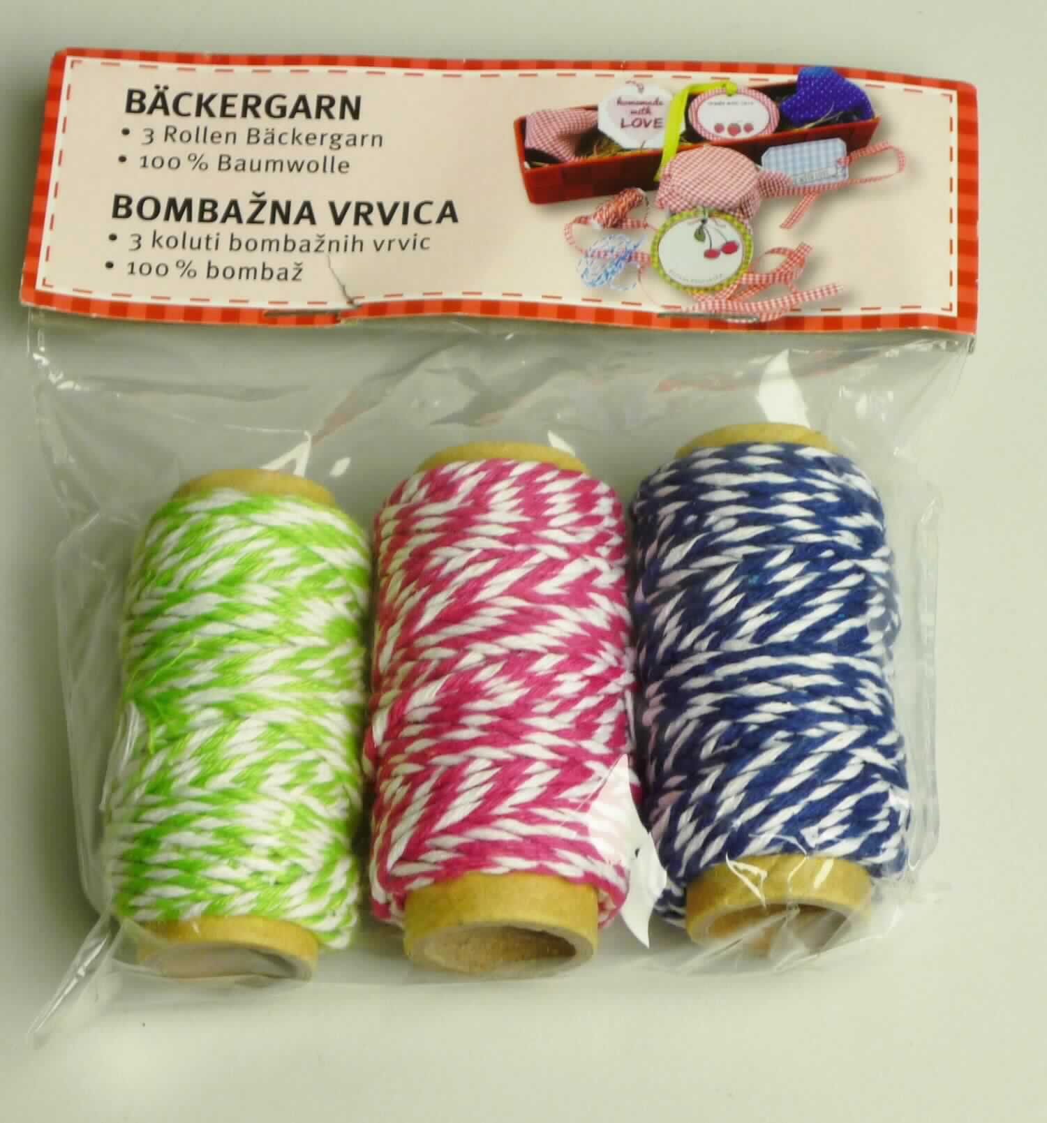 Garn, sog. Bäckergarn, Foto siehe Anlage,
- als dreiteiliges Sortiment in einem Polybeutel mit bedrucktem Pappaufhänger verpackt,
- als Meterware auf Rollen, mit einer Länge von laut Antrag 10 m,
- aus laut Antrag 100 % Baumwolle,
- gezwirnt, mit einer S-Drehung als letzter Drehung (somit kein Nähgarn),
- mit einem Gewicht von ca. 12 Gramm (Garn in Aufmachungen für den Einzelverkauf) und einem Titer von 
  ca. 6.800 dtex (somit kein Bindfaden).

"Garn aus Baumwolle (anderes als Nähgarne), in Aufmachungen für den Einzelverkauf, mit einem Anteil an 
 Baumwolle von mehr als 85 GHT"