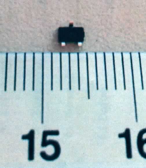Sog. magnetfeldempfindlicher Sensor, 
- CMOS-basiert,
- in Form einer monolithischen integrierten Schaltung,
- in einem SOT-23-Gehäuse mit 3 Anschlüssen (Abbildung siehe Anlage).

"Elektronische integrierte Schaltung, kein Prozessor und Steuer- und Kontrollschaltung, Speicher 
 oder Verstärker; Magnetfeldempfindlicher Sensor in Form einer monolithischen integrierten Schaltung"