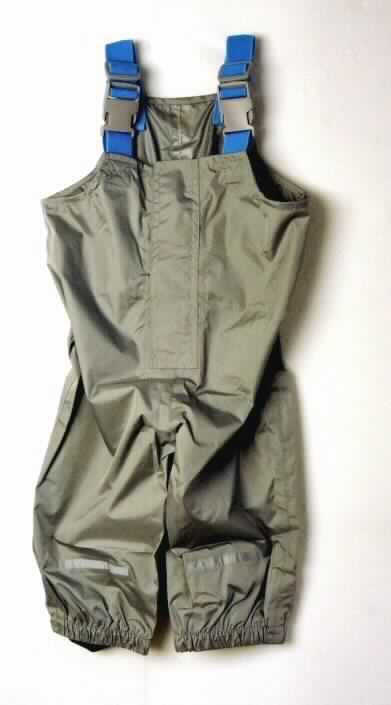 Latzhose, sog. Kleinkinder Regenhose, Größe 92, 98, 104 und 110, Foto siehe Anlage, 
- die Einfuhrware wird durch ein Warenmuster in Größe 80 veranschaulicht,
- aus etwa 0,1 mm dicken, einfarbigen Geweben aus laut Antrag 100% Polyester (synthetische Chemiefasern); laut 
  Antrag sind die Gewebe einseitig (Innenseite) mit Polyurethan beschichtet; die Beschichtung ist mit dem bloßen 
  Auge nicht wahrnehmbar (somit keine Gewebe der Position 5903 und damit keine Kleidung der Position 6210),
- mit einem Vorder- und Rückenlatz, 
- am Vorder- und Rückenlatz mit angenähten, längenverstellbaren, elastischen Trägern aus Geweben, mit 
  Verschlussschnallen aus Kunststoff,
- vorn mit einer bis zum Schritt reichenden Öffnung mit Reißverschluss und Klettpatte von links auf rechts 
  (Knabenkleidung),
- hinten in Taillenhöhe elastisch verengt,
- mit knöchellangen, elastisch verengten Hosenbeinen; mit aufgenähten, reflektierenden Streifen und an den 
  Abschlüssen mit innen angenähtem, elastischem Steg ausgestattet.

"Latzhose, aus Geweben, für Knaben, aus synthetischen Chemiefasern, keine Arbeits- und Berufskleidung"