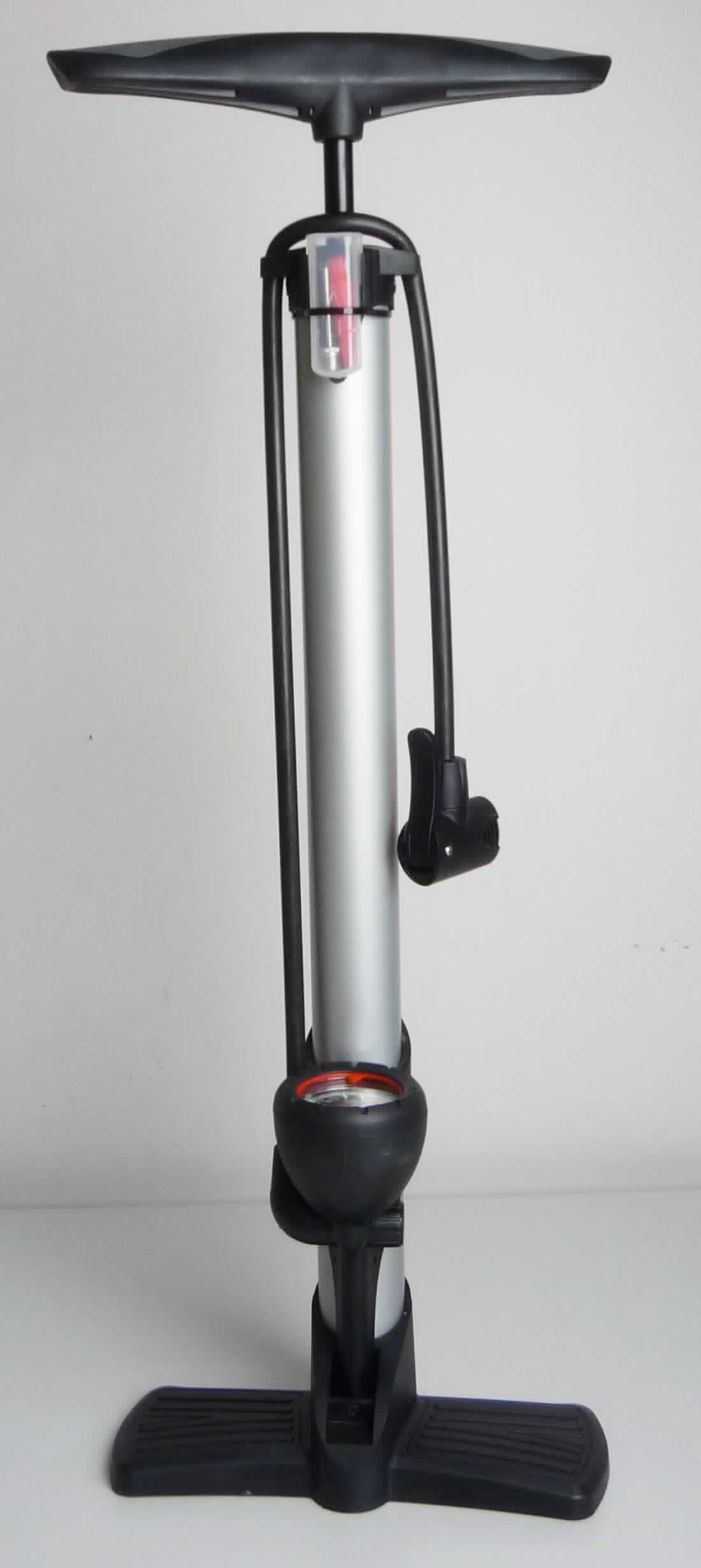 Standluftpumpe, Art. 45129
- aus einem Pumpenzylinder aus unedlem Metall mit einer im Zylinder geführten Kolbenstange 
  mit Kolben und Handgriff, einem mit Anschlussstück versehenen Luftförderschlauch sowie 
  einem Druckmanometer (Abbildung siehe Anlage),
- zum Aufpumpen von Luftmatratzen, Schlauchbooten, Bällen und weiteren Aufblasartikel,
- in einer gemeinsamen Verkaufsumschließung mit zwei Zusatzadaptern (Beipack).
Die Standluftpumpe bestimmt den Charakter des Ganzen.

"Handbetriebene Luftpumpe, keine Handpumpe für Fahrräder, nicht für zivile Luftfahrzeuge 
 (Kombination aus Standluftpumpe - kennzeichnende Haupttätigkeit - und Druckmanometer, 
 in Warenzusammenstellung mit nicht charakterbestimmendem Beipack) - sog. Standluftpumpe"