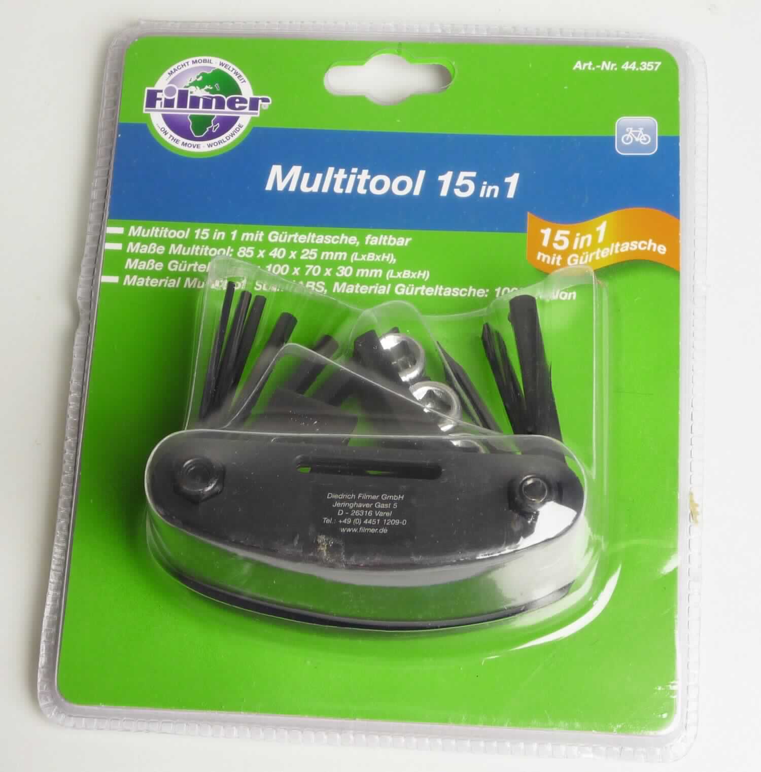 "Multitool"
in Form einer Zusammenstellung von Werkzeugen der Pos. 8202 bis 8205, bestehend aus

- einer zusammengesetzten Ware, bestehend aus

- - acht Schraubwerkzeugen (6 x Außensechskant, 1 x Schlitz, 1 x Kreuzschlitz), jeweils aus
    unedlem Metall, die mangels Anschlags frei um die Achse des Rahmens bewegt und dadurch
    gleichermaßen als Winkelschraubendreher als auch als Schraubendreher mit geradem Antrieb
    genutzt werden können; aufgrund der verschiedenen Funktionen gehören diese Bestandteile
    in Anwendung der AV 3 c) zu der letztgenannten der für sie gleichermaßen in Betracht 
    kommenden Positionen  (= Pos. 8205)

- - einem Antriebsteil für Steckschlüsseleinsätze mit Außenvierkant, aus unedlem Metall
    (= Pos. 8204)

- - einem weiteren beweglich gelagerten Werkzeug aus unedlem Metall mit verschiedenen
    Funktionen, nämlich Schraubenschlüssel, Reifenheber und Speichenspanner; hier erfolgt
    die Einreihung ebenfalls in die letztgenannte der gleichermaßen in Betracht kommenden
    Positionen (= Pos. 8205)

- - einer Kunststoffhalterung für drei Steckschlüsseleinsätze

- - innerhalb der zusammengesetzten Ware bestimmen die Waren der Pos. 8205 den Charakter

- und drei auswechselbaren Steckschlüsseleinsätzen aus unedlem Metall

- gemeinsam mit einer zum dauernden Gebrauch geeinenten und passgenau gefertigten
  Gürteltasche aus Spinnstoff auf einer bedruckten Pappunterlage aufgeblistert

Abbildung siehe Anlage.

Derartige Erzeugnisse gehören als "Zusammenstellungen von Werkzeugen, mit arbeitendem Teil aus unedlem Metall, aus zwei oder mehr der Positionen 8202 bis 8205, in Aufmachung für den Einzelverkauf" zum
TARIC-Code 8206 0000 00.