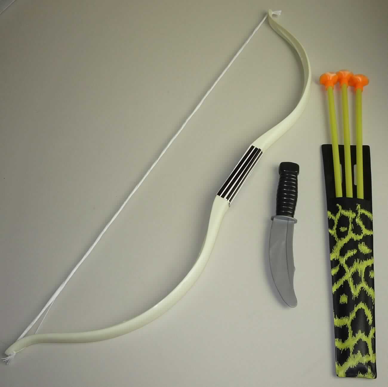 Spielzeugwaffen in Form eines "Indianersets - Pfeil, Bogen, Messer" (Artikel 27121.00), bestehend aus
- einer Nachbildung eines Bogens 
-- aus Kunststoff gefertigt, ca. 55 cm lang und 11 cm breit
-- mit einer Sehne aus Spinnstoff
- mit drei Pfeilen in einem Köcher
-- die  Pfeile sind ca. 34 cm lang, bestehen aus gelben Kunststoffröhren mit einem Durchmesser von ca. 6 mm
   und besitzen als Spitze einen orangefarbenen Saugnapf
-- der ca. 25 cm lange, flache Köcher besteht aus schwarzer Kunststofffolie, ist auf der Vorderseite mit einem
   gelben Muster bedruckt und besitzt im oberen Teil zwei Schlitze zum Durchziehen eines Gürtels
- einer ca. 16 cm langen Nachbildung eines Messers
-- aus Kunststoff gefertigt
- dient der spielerischen Unterhaltung von Kindern und Erwachsenen
- auf einer Pappkarte in einem Klarsichtbeutel für den Einzelverkauf aufgemacht.

Das Set ist als "Spielzeugwaffe, nicht handgearbeitet aus Holz" einzureihen.