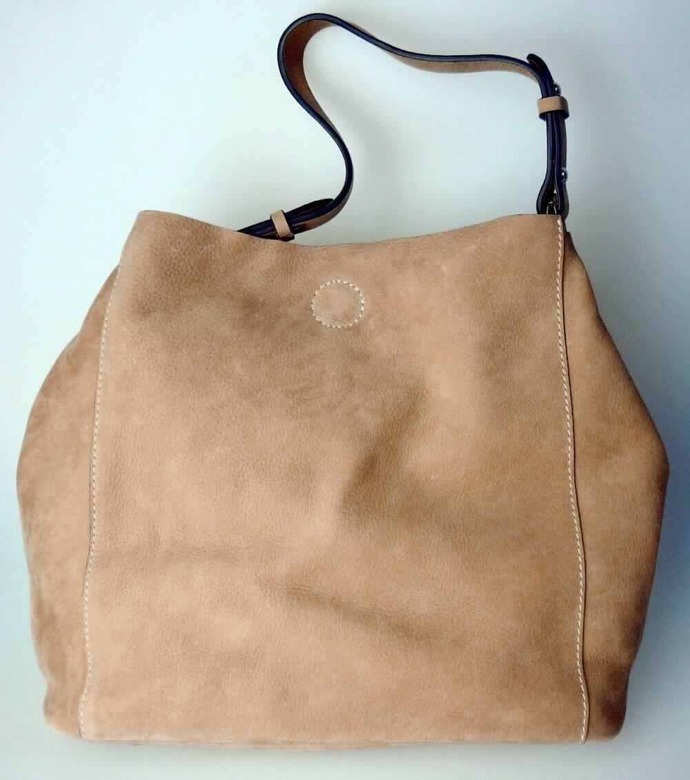 Damentasche aus Leder, sog. Tasche (Art. 4080003949), Foto siehe Anlage,
- mit einer Außenseite aus lt. Antrag Rindsleder,
- in den Abmessungen: ca. 32 cm (Breite) x 29 cm (Höhe) x 17 cm (Tiefe),
- mit einem Handtragegriff, 
- am oberen Rand mittig mit einem Magnetknopfverschluss,
- mit einem Hauptfach,
- - innen mit einem mittels zweier Druckknöpfe befestigten Trennstegfach aus Geweben aus Spinstoffen
    aus lt. Antrag Polyester mit einem am oberen Rand verlaufenden Reißverschluss,
- - am Boden gefüttert und dünn gepolstert,
- auf der Unterseite mit vier Stellfüßen aus unedlem Metall,
- aufgrund der Größe und des geringen Organisationsgrades keine Einreihung als Handtasche,
- ohne Hinweise aus Handarbeit.

"Ähnliches Behältnis, anderes als in den Unterpositionen 4202 1110 bis 4202 3900 genannte, mit Außenseite
 aus Leder, anderes als in der Unterposition 4202 9110 genannte, nicht handgearbeitet"