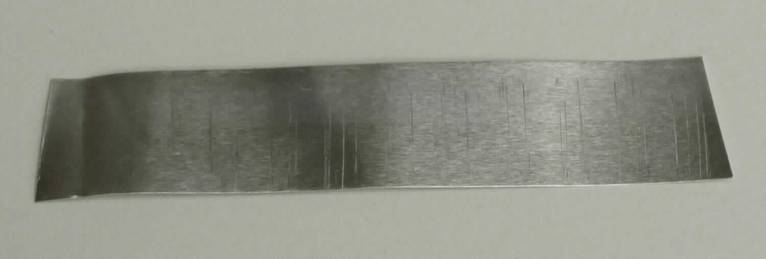 Band aus Aluminium

Bei der Ware handelt es sich um ein Metallprägeband aus Aluminium auf Rollen in den Abmessungen 12 mm x 0,15 mm x 6,4 m. Das Band wird für Dymo Drucker verwendet.

Die Ware ist als "Folien und dünne Bänder, aus Aluminium (auch bedruckt oder auf Papier, Pappe, Kunststoff oder ähnlichen Unterlagen), mit einer Dicke (ohne Unterlage) von 0,2 mm oder weniger, ohne Unterlage, andere mit einer Dicke von 0,021 mm bis 0,2 mm, andere" in die Codenummer 7607 1990 90 0 einzureihen.