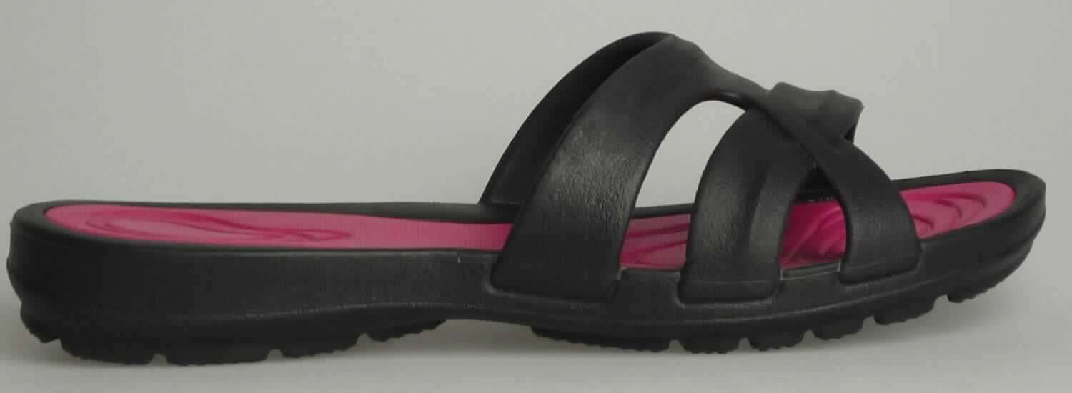 Freizeitsandalen (lt. Antrag: "Damen Bade-/Saunapantolette, Fb. schwarz/beere, Art. 384133", Foto siehe Anlage)
- mit Laufsohlen aus (lt. Antrag) Kunststoff (den größten Teil der Berührungsfläche mit dem Boden bildend)
  und Kautschuk,
- mit zehenfreiem Oberteil (nicht geschlossenes Blatt; nicht mit der Sohle durch Zapfen zusammengesteckt)
  aus Kunststoff,
- den Knöchel nicht bedeckend,
- ohne Metallschutz in der Vorderkappe
- mit einer größten Höhe des Absatzes und der Sohle von mehr als 3 cm

"Schuhe mit Laufsohlen und Oberteil aus Kunststoff, andere als in der Position 6401 und in den 
 Unterpositionen 6402 1210 bis 6402 9910 genannt, mit nicht geschlossenem Blatt, mit Absatz und Sohle mit einer 
 größten Höhe von mehr als 3 cm"