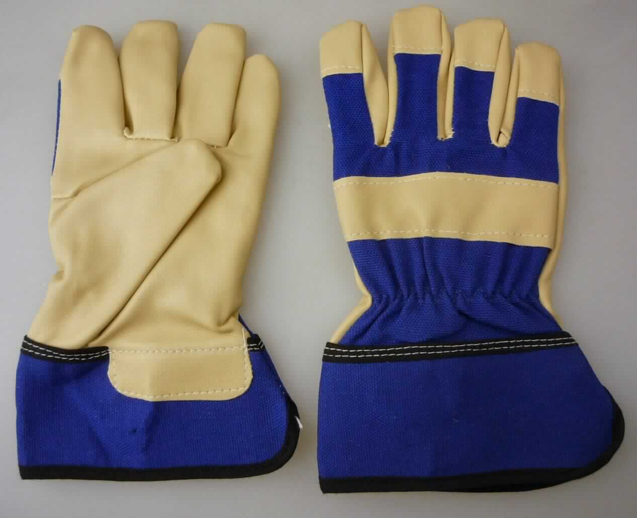 Handschuhe, Artikel 7002956, Größe 7, Foto siehe Anlage,
- als Fünffingerhandschuhe gearbeitet,
- aus unterschiedlichen Flächenerzeugnissen aus laut Antrag Baumwolle,
- im Bereich der Innenhand, des Daumens, der Fingerspitzen und der Fingerzwischenräume sowie einem Streifen
  auf dem Handrücken aus laut Untersuchungsergebnis mit Lagen aus Kunststoff (geprägte Zellkunststofffolie; laut
  Antrag aus Polyurethan) versehenen Gewirken der Position 5903; die Gewirke sind dicht und dicker als der Zell-
  kunststoff (ca. 3/5 der Gesamtdicke des Flächenerzeugnisses), sie dienen daher nicht nur der Verstärkung,
- im Bereich der Stulpe und des restlichen Handrückens aus Geweben; im Bereich der Stulpe doppellagig gearbei-
  tet,
- insbesondere im Hinblick auf die Verwendung als Arbeitshandschuhe bestimmen die die Innenhand
  bildenden Gewirke den Charakter der Handschuhe.

"Fingerhandschuhe, aus Gewirken, andere als in Unterposition 6116 10 genannte, aus Baumwolle"