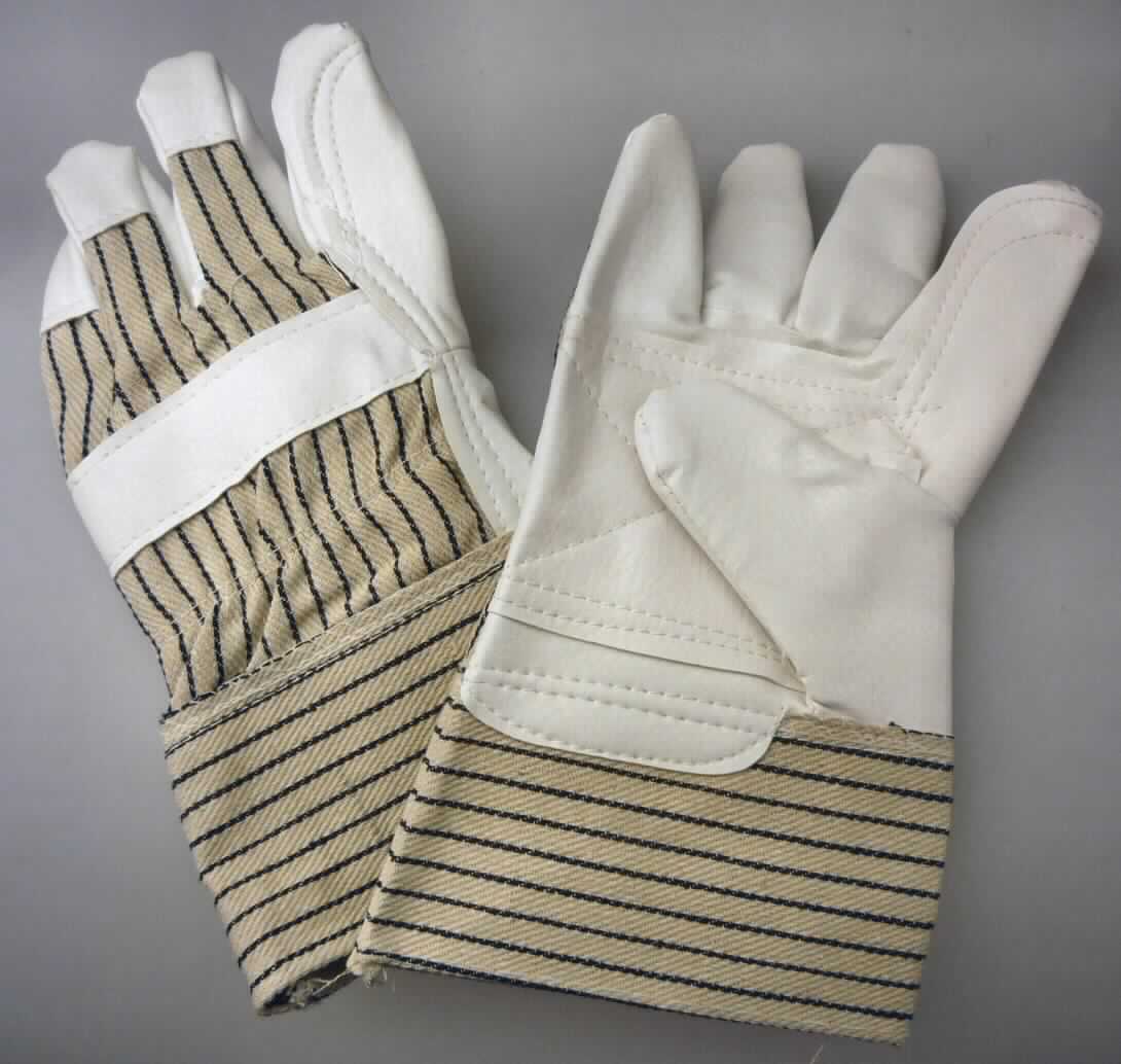 Handschuhe, Artikel 3852853, Größe 9, Foto siehe Anlage,
- als Fünffingerhandschuhe gearbeitet,
- aus unterschiedlichen Flächenerzeugnissen aus laut Antrag Baumwolle,
- im Bereich der Innenhand, des Daumens, der Fingerspitzen und der Fingerzwischenräume sowie einem Streifen
  auf dem Handrücken aus laut Untersuchungsergebnis mit Lagen aus Kunststoff (geprägte Zellkunststofffolie; laut
  Antrag aus Polyurethan) versehenen Gewirken der Position 5903; die Gewirke sind dicht, geraut und dicker als der
  Zellkunststoff (ca. 2/3 der Gesamtdicke des Flächenerzeugnisses), sie dienen daher nicht nur der Verstärkung,
- im Bereich der Stulpe und des restlichen Handrückens aus buntgewebten Geweben,
- insbesondere im Hinblick auf die Verwendung als Arbeitshandschuhe bestimmen die die Innenhand bildenden
  Gewirke den Charakter der Handschuhe.

"Fingerhandschuhe, aus Gewirken, andere als in Unterposition 6116 10 genannte, aus Baumwolle"