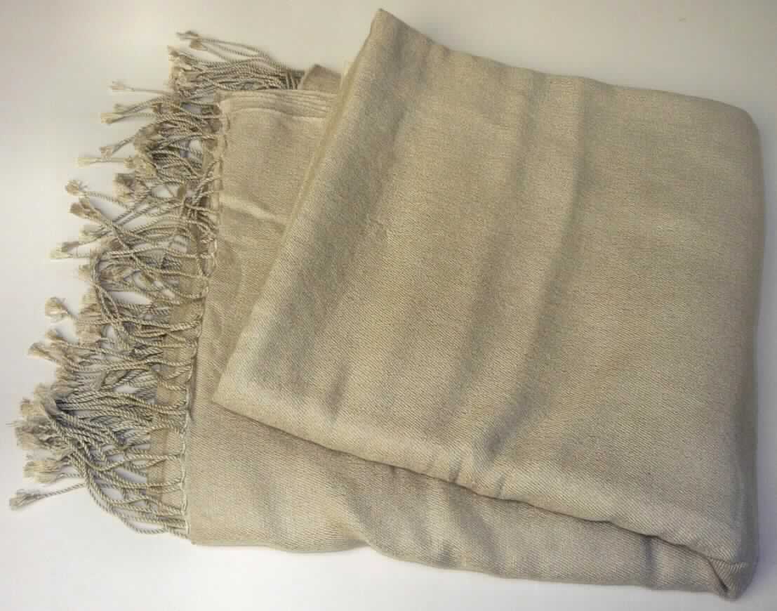 Schal, sog. Plaid, Art. 37 517 08, Foto siehe Anlage,
- rechteckig; in den Abmessungen: ca. 230 cm x 104 cm (einschließlich Fransen),
- aus einem ca. 0,3 mm dicken, einfarbigen Gewebe aus laut Antrag 70 % Kaschmir (feine Tierhaare) und 
  30 % Seide,
- an den Längsseiten mit echten Webkanten, an den Schmalseiten mit ca. 8,5 cm langen Fransen aus gedrehten 
  und abgeknoteten Kettfäden (somit konfektioniert),
- ohne Hinweise auf Handarbeit,
- kann laut Antrag als Schal oder Decke verwendet werden, stellt sich jedoch nach Schnitt und Ausstattung nicht 
  als Decke der Position 6301 dar.

"Schal, aus Geweben, aus feinen Tierhaaren, nicht handgearbeitet"