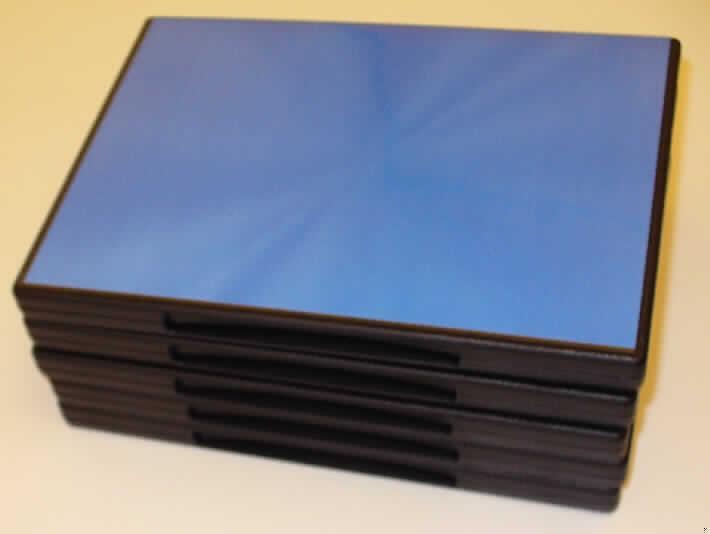 Empty DVD Library Case
Transport- und Aufbewahrungsbehältnis für CD's oder DVD's (Größe: 19 x 13,5 x 1 cm), hergestellt aus zwei Halbschalen aus formgepressten, nicht transparenten Kunststoffen im Sinne der Anmerkung 1 zu Kapitel 39. Das aufklappbare Erzeugnis ist auf der Deckelinnenseite mit einer runden Vertiefung und einem Halteclip versehen. Es dient der Aufnahme einer DVD oder CD. Jeweils fünf Hüllen sind als Set in Kunststofffolie eingeschweißt.