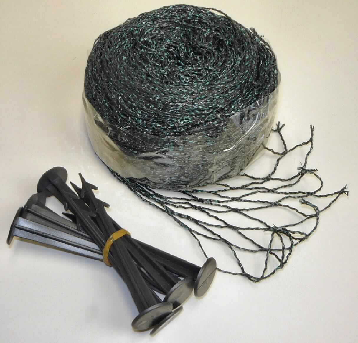 Kettengewirke, sog. Teichschutznetz, Art. 172690, 172622, 172606, Foto siehe Anlage,
- in einem Polybeutel mit Pappeinleger verpackt, mit Befestigungsmaterial eingehend (sechs Befestigungshaken
  aus Kunststoff), 
- laut Antrag in den Anmessungen: 2 m x 3 m,
- aus etwa 1 mm breiten, gefärbten Streifen aus synthetischer Spinnmasse (laut Antrag: Polyethylen),
- ohne Elastomergarne oder Kautschukfäden,
- ohne Flor- oder Schlingenoberfläche,
- netzartig durchbrochen; weder geknüpft noch konfektioniert (wird somit nicht von Warenkreis der Position 5608
  erfasst),
- dient laut Antrag als Laubschutz für Gartenteiche.

"Kettengewirke, anderes als solche der Positionen 6001 bis 6004, aus Streifen aus synthetischer Spinnmasse"