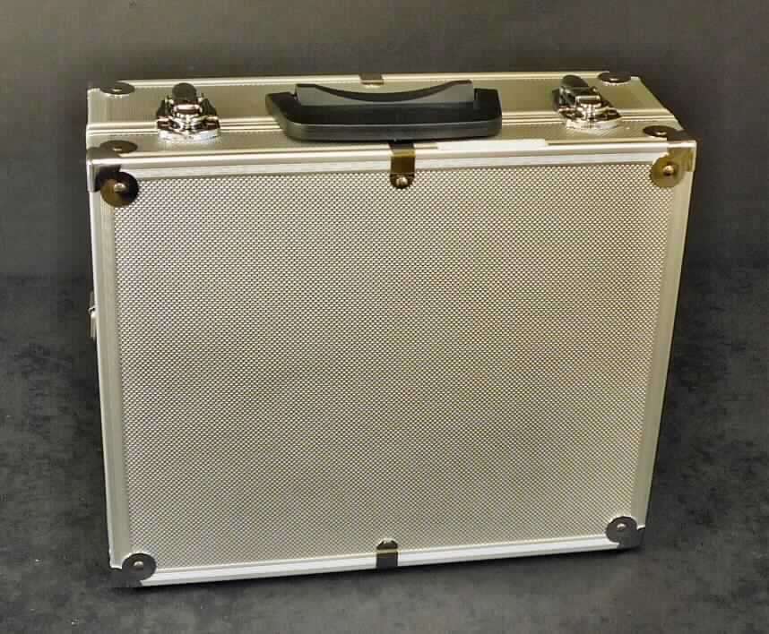 Handkoffer, sog. Werkzeug-/Freizeitkoffer, Foto siehe Anlage,
- mit einer Außenseite aus strukturiertem Aluminium,
- - mit einer Unterkonstruktion aus Holzfaserplatten,
- mit einem Kantenschutz aus Aluminiumprofilen und Eckbeschlägen aus Stahl,
- mit einem Handtragegriff aus Kunststoff,
- mit einem abnehmbaren, verstellbaren Schultertragegurt aus Spinnstoffen,
- mit jeweils vier Stellfüßen aus Kunststoff am Bodenteil und an einer Längsseite,
- mit zwei abschließbaren Bügelschlössern aus unedlem Metall,
- innen mit Schaumkunststoff ausgekleidet,
- im Bodenteil mit verstellbaren Stegen aus mit Schaumkunststoff verkleideten Holzfaserplatten zur beliebigen 
  Fächereinteilung ausgestattet,
- im Kofferdeckel mit einem elastischen Halteband, das durch Annähen mehrere Einsteckmöglichkeiten aufweist,
- in den Abmessungen: ca. 34 cm (Breite) x 28 cm (Höhe) x 13 cm (Tiefe),
- nicht zur Aufnahme von bestimmten Werkzeugen hergerichtet.

"Handkoffer, mit Außenseite aus Aluminium"