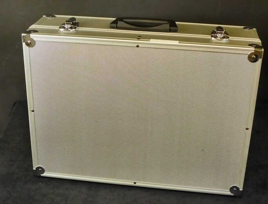 Handkoffer, sog. Werkzeug-/Freizeitkoffer, Foto siehe Anlage,
- mit einer Außenseite aus strukturiertem Aluminium,
- - mit einer Unterkonstruktion aus Holzfaserplatten,
- mit einem Kantenschutz aus Aluminiumprofilen und Eckbeschlägen aus Stahl,
- mit einem Handtragegriff aus Kunststoff,
- mit einem abnehmbaren, verstellbaren Schultertragegurt aus Spinnstoffen,
- mit jeweils vier Stellfüßen aus Kunststoff am Bodenteil und an einer Längsseite,
- mit zwei abschließbaren Bügelschlössern aus unedlem Metall,
- innen mit Schaumkunststoff ausgekleidet,
- im Bodenteil mit verstellbaren Stegen aus mit Schaumkunststoff verkleideten Holzfaserplatten zur beliebigen 
  Fächereinteilung ausgestattet,
- im Kofferdeckel mit einer herausnehmbaren Platte aus Pappe mit mehreren, auf einer Seite aufgenähten 
  Halteschlaufen in unterschiedlichen Größen zur Aufnahme diverser Gegenstände ausgestattet,
- in den Abmessungen: ca. 46 cm (Breite) x 33 cm (Höhe) x 15 cm (Tiefe),
- nicht zur Aufnahme von bestimmten Werkzeugen hergerichtet.

"Handkoffer, mit Außenseite aus Aluminium"