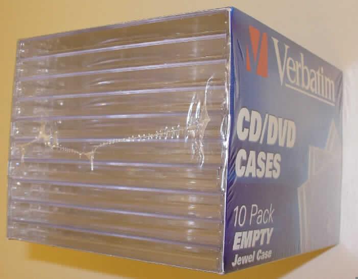 CD/DVD Case
Transport- und Aufbewahrungsbehältnis für CD's oder DVD's (Größe: 14 x 12,5 x 1 cm), hergestellt aus zwei Halbschalen aus formgepressten, transparenten Kunststoffen im Sinne der Anmerkung 1 zu Kapitel 39. Das aufklappbare Erzeugnis ist auf der Deckelinnenseite mit einer runden Vertiefung und einem Halteclip versehen.
Es dient der Aufnahme einer DVD oder CD. Jeweils zehn Hüllen sind als Set in Kunststofffolie eingeschweißt.