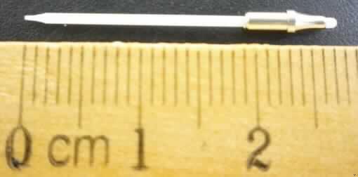 Teil eines Feinschreibers in Form einer Schreibfederspitze (sog. Docht) aus weißem
Kunststoff, keine Fasern enthaltend, mit einem sternförmigen Innenkanal als Tintenleiter
(Maße: L x D = 31 x 1 mm), mit abgerundeter Schreibspitze und am unteren Ende spitz
zulaufend. Unterhalb der Schreibspitze ist eine Fassung aus unedlem Metall zum Aufsetzen
auf einen Stift der e-1700 Vario Serie angebracht.

Abbildung im Internet unter:
http://ec.europa.eu/taxation_customs/dds/ebticau_de.htm