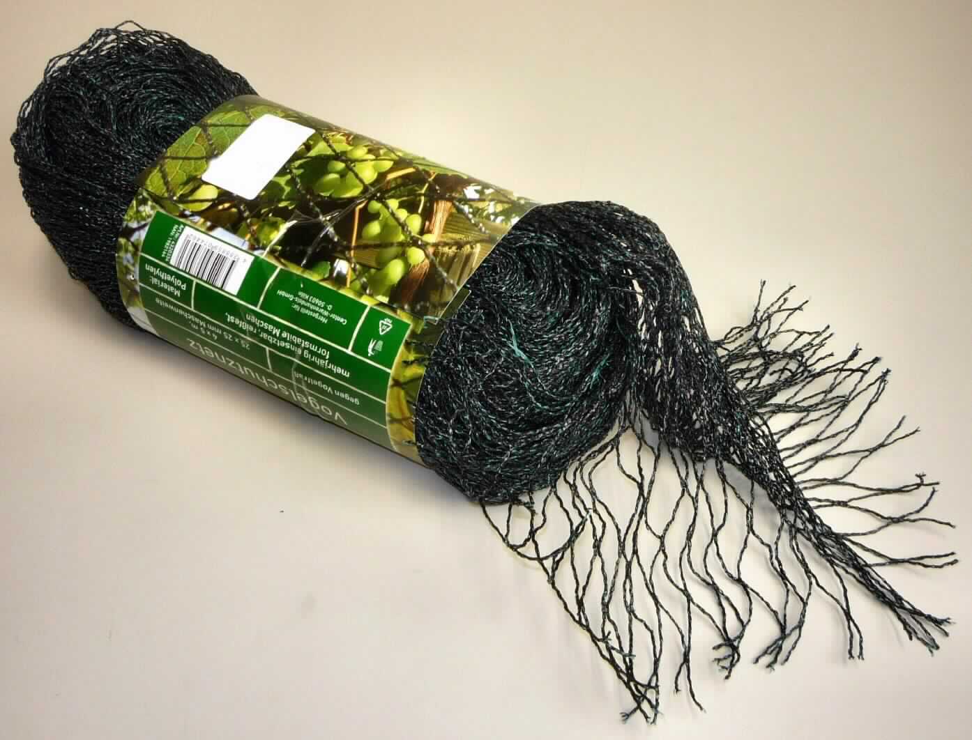 Kettengewirke, sog. Vogelschutznetz, Art. 172629, 172608, 172593, Foto siehe Anlage,
- mit einer bedruckten "Papphülse" zusammengehalten,
- laut Antrag in den Anmessungen: 4 m x 5 m,
- aus etwa 1 mm breiten, gefärbten Streifen aus synthetischer Spinnmasse (laut Antrag: Polyethylen),
- ohne Elastomergarne oder Kautschukfäden, 
- ohne Flor- oder Schlingenoberfläche,
- netzartig durchbrochen; weder geknüpft noch konfektioniert (wird somit nicht von Warenkreis der Position 5608
  erfasst),
- dient laut Antrag dem Schutz von Pflanzen gegen Vogelfraß.

"Kettengewirke, anderes als solche der Positionen 6001 bis 6004, aus Streifen aus synthetischer Spinnmasse"