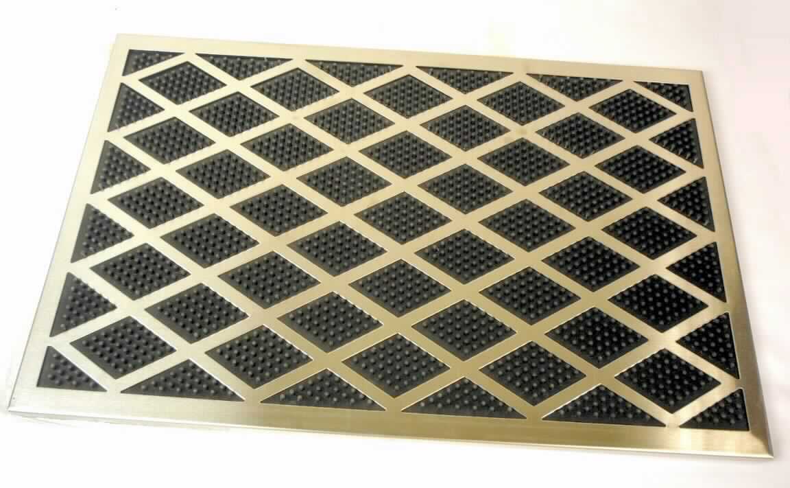 Angaben des Antragstellers: Edelstahlfußmatte

Material: Edelstahl und Gummi

Feststellungen an einem Warenmuster:
Fußmatte bestehend aus einem gitterförmigen Metallrahmen (Größe ca. 58 x 38 cm). In den Metallrahmen ist eine schwarze, genoppte Kautschukmatte eingesetzt. Der Reinigungseffekt der Fußmatte geht von der Weichkautschukmatte (charakterverleihend) aus. Der Edelstahlrahmen hat eher einen dekorativen Effekt.

Befund: Bodenbeläge und Fußmatten der Unterposition 4016 9100