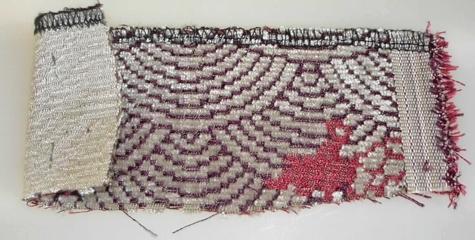 Samtgewebe, sog. Dragon, Art. 2677, Foto siehe Anlage,
- als Meterware; laut Antrag mit einer Breite von 140 cm,
- Kettsamt,
- mit einem Flor aus künstlichen Chemiefasern (lt. Antrag: Viskose) und einem Grund aus lt. Antrag Baumwolle,
- aufgeschnitten.

"Samt, gewebt, keine Ware der Positionen 5802 oder 5806, aus Chemiefasern, Kettsamt"