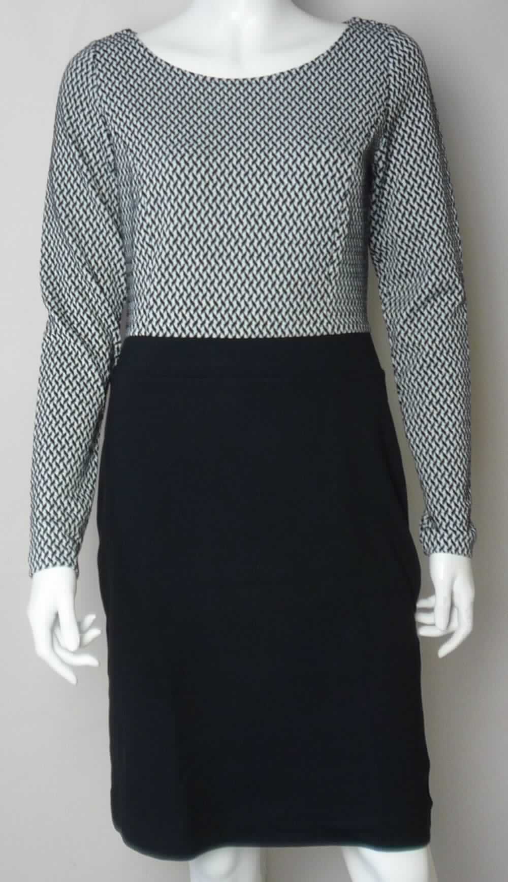 Kleid, sog. Etui Kleid 2-in-1-Dress, Art. 5019463.00.70, Größe 36, Foto siehe Anlage,
- mit einem Oberteil aus ca. 1,1 mm dicken, buntgewirkten Gewirken aus laut Antrag 68 % Polyester, 2 % Elasthan 
  (beides synthetische Chemiefasern) und 30 % Viskose (künstliche Chemiefasern) und mit einem Rockteil aus 
  ca. 0,9 mm dicken, einfarbigen Gewirken aus laut Antrag 74 % Viskose, 24 % Polyester und 2 % Elasthan,
- bis über den halben Oberschenkel reichend (Rückenlänge: ca. 94 cm),
- mit einem runden Halsausschnitt,
- hinten mit einer vom Halsausschnitt ausgehenden und bis etwa zur Taille reichenden Öffnung mit Reißverschluss,
- mit langen Ärmeln,
- am unteren Rand durch Umschlagen und Festnähen gesäumt,
- kann ohne ein weiteres, den Unterkörper bedeckendes Kleidungsstück getragen werden,
- insbesondere im Hinblick auf das äußere Erscheinungsbild bilden die Gewirke des Oberteils das für die 
  Spinnstoffermittlung maßgebende Flächenerzeugnis.

"Kleid aus Gewirken, für Frauen, aus synthetischen Chemiefasern"