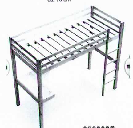 Das Erzeugnis, sog. Holzhochbett inkl. Schreibtisch (HBT01), ist eine 212 x 96 x 174 cm (L x B x H) große, aus Kiefernholz gefertigte, zusammengesetzte Ware aus einem Schreibtisch und einem Bett (charakterbestimmend im Hinblick auf die Bedeutung für die Verwendung und den Umfang). Das Bett besteht im Wesentlichen aus einem Gestell mit vier Beinen, einer umlaufenden Absturzsicherung, einem Bettrahmen mit Lattenrost sowie einer Leiter.
Der Schreibtisch ist unterhalb des Bettes integriert und verfügt über einer 76 cm hohe Schreibtischplatte aus MDF.

Die Ware wird als "anderes als von den Positionen 9401 und 9403 erfasstes Möbel, von der im Schlafzimmer verwendeten Art" eingereiht.