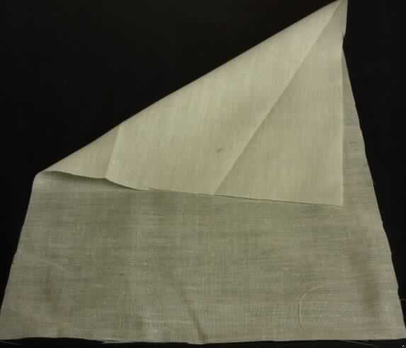 Gewebe, sog. Mischgewebe weiß, Foto siehe Anlage,
- als Meterware; laut mit einer Breite von 160 cm,
- laut Untersuchungsergebnis:
-- aus Polyester-Spinnfasern und Baumwolle (die Antragsangaben von 65 GHT Polyester-Spinnfasern und
   35 GHT Baumwolle können als zutreffend angesehen werden),
-- mit einem Quadratmetergewicht von (laut Antrag) 85 g,
-- in Leinwandbindung,
-- gebleicht.

"Gewebe aus synthetischen Spinnfasern, mit einem Anteil an diesen Spinnfasern von weniger als 85 GHT,
 ausschließlich mit Baumwolle gemischt, mit einem Quadratmetergewicht von weniger als 170 g, gebleicht,
 aus Polyester-Spinnfasern, in Leinwandbindung, mit einer Breite von weniger als 165 cm"