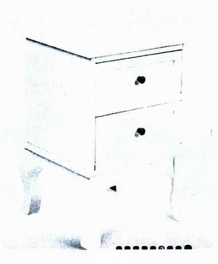 Das Erzeugnis, sog. Nachttisch Weiß (NAHT01), ist ein 34,5 x 30 x 49 cm (B x T x H) großes, rechteckiges Möbel aus MDF. Es besteht im Wesentlichen aus einer rechteckigen Ablagefläche, zwei darunter angeordneten Schubladen sowie vier geschwungenen Beinen. Das Möbel dient als Nachtkommode der Ausstattung von Schlafzimmern. 

Die Ware wird als "anderes als von den Positionen 9401 und 9402 erfasstes Holzmöbel, von der in Schlafzimmern verwendeten Art" eingereiht.