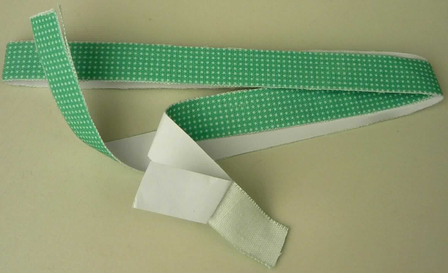 Band, sog. Klebeband Stoff, Foto siehe Anlage,
- als Meterware, lt. Antrag mit einer Breite von 1,5 cm und einer Länge von 10 m,
- aus bedruckten Geweben aus laut Antrag 90 % Polyester (synthetische Chemiefasern) und 10 % Baumwolle,
- auf der Rückseite mit einem Kleber aus augenscheinlich Kunststoff bestrichen, ein Bestreichen ist jedoch mit dem
  bloßen Auge nicht wahrnehmbar (somit keine Ware der Position 5903),
- das Gewebe wurde augenscheinlich vor dem Zuschneiden mit Kunststoff bestrichen; somit liegen unechte 
  Webkanten an beiden Längsseiten vor (das Bestreichen verhindert ein Ausriefeln),
- auf der Rückseite mit einem Abdeckpapier versehen,
- kein Samt, Plüsch, Chenille- oder Schlingengewebe.

"Band, keine Ware der Position 5807, anderes als in den Unterpositionen 5806 10 und 5806 20 genannte, 
 aus Chemiefasern, mit unechten Webkanten"