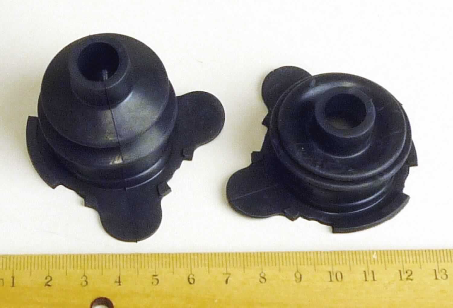 Angabe des Antragstellers: 
Bellow / Faltenbalg
Verwendungszweck: Schutzfunktion (vor Staub und Schmutz) am Schaltkabel zwischen dem Handgriff und dem Getriebe vom Kfz.
Material: EPDM

Untersuchungsergebnisse an Warenmustern: 
Individuell geformte, faltenbalgartige Formteile aus einem schwarzen, elastischen Material (Höhe: ca. 3,5 cm; Durchmesser: ca. 6 cm) (siehe Abbildung). 

Befund: 
Es liegen andere Waren aus Weichkautschuk von der für Kraftfahrzeuge der Positionen 8701 bis 8705 bestimmten Art im Sinne der Unterposition (KN) 4016 9957 vor.