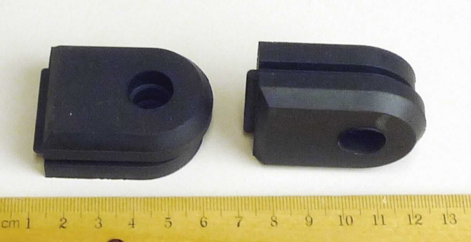 Angabe des Antragstellers: 
Guide Bushing
Verwendungszweck: Dichtungsfunktion an Luftschläuchen im LKW.
Material: Chloropren

Untersuchungsergebnisse an Warenmustern: 
Eckige Formteile mit einer abgerundeten kurzen Seite, einer angeschrägten Oberseite und einer umlaufenden Nut aus einem schwarzen, elastischen Material (Abmessungen: ca. 5 x 4 x 2 cm). In den Formteilen befindet sich eine Bohrung (Durchmesser: ca. 1,3 cm) (siehe Abbildung). 

Befund: 
Es liegen andere Waren aus Weichkautschuk von der für Kraftfahrzeuge der Positionen 8701 bis 8705 bestimmten Art im Sinne der Unterposition (KN) 4016 9957 vor.