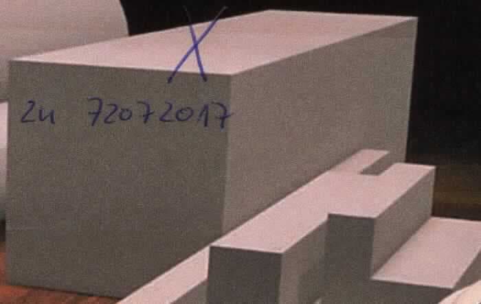 Stranggusseisen in Form von rechteckigen Stangen

Bei der Ware handelt es sich um massive gegossene Erzeugnisse in Form von rechteckigen Stangen mit einer Breite von mehr als dem Doppelten der Dicke. Die Erzeugnisse sind im Stranggussverfahren hergestellt und sind nicht weiter bearbeitet (roh). Die Erzeugnisse bestehen aus einem verformbaren Gusseisen (GJS). 

Die Ware ist nach ihrer Beschaffenheit als andere gegossene Ware aus verformbarem Gusseisen in den TARIC-Code 7325 9910 90 einzureihen.