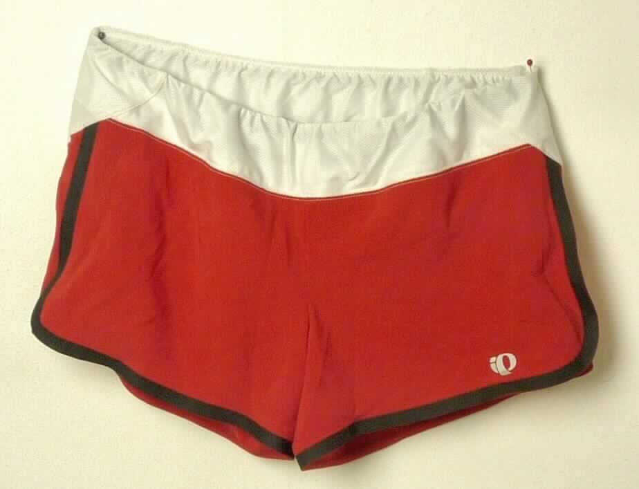 Kurze Hose, sog. Damenlaufshort W ULTRA SPLIT SHORT, Artikel 12211302, Größe M, Foto siehe Anlage,
- überwiegend (charakterbestimmend) aus etwa 0,4 mm dicken, einfarbigen Geweben aus laut Antrag
  84 % Polyester und 16 % Elastan (beides synthetische Chemiefasern) sowie am oberen Rand aus strukturiert 
  gewirkten, einfarbigen Gewirken aus laut Antrag 100 % Polyester,
- in der Taille abschließend; mit einem elastischen Taillenbund mit Tunnelzug,
- ohne Öffnung und ohne Verschluss; ohne Hinweise auf den Trägerkreis (unisex),
- mit weiten, kurzen Hosenbeinen, die nicht die Knie bedecken (Seitenlänge: etwa 25 cm),
- mit einem eingenähten Innenslip aus Gewirken,
- hinten mit einer eingesetzten Tasche mit Reißverschluss sowie mit zwei aufgesetzten Taschen aus Gewirken,
- an den Beinabschlüssen bedruckt und gesäumt.

"Kurze Hose, aus Geweben, für Frauen, aus synthetischen Chemiefasern, nicht nach dem Batik-Verfahren
 handbedruckt"