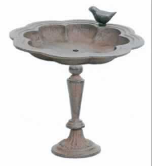 Vogeltränke aus Gusseisen

Die Ware besteht aus einem runden Standfuß mit verzierter Säule und darauf befindlicher tellerartiger Schale mit einer Vogelnachbildung am Rand. Die Gesamthöhe beträgt ca. 25 cm, der Durchmesser ca. 25 cm. Nach den Angaben handelt es sich bei dem Material um Grauguss, einem nicht verformbaren Gusseisentyp.
Das Erzeugnis ist als Vogeltränke im Garten bestimmt.

Die Ware ist als andere Ware aus nicht verformbarem Gusseisen in die Unterposition 73251000 der Kombinierten Nomenklatur einzureihen.