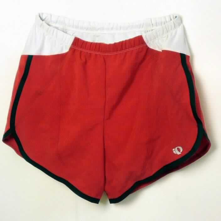 Kurze Hose, sog. Herrenlaufshort ULTRA SPLIT SHORT, Artikel 12111302, Größe M, Foto siehe Anlage,
- überwiegend (charakterbestimmend) aus etwa 0,4 mm dicken, einfarbigen Geweben aus laut Antrag 
  84 % Polyester und 16 % Elastan (beides synthetische Chemiefasern) sowie teilweise am oberen Rand aus 
  strukturiert gewirkten, einfarbigen Gewirken aus laut Antrag 100 % Polyester,
- in der Taille abschließend; mit einem elastischen Taillenbund mit Tunnelzug,
- ohne Öffnung und ohne Verschluss; ohne Hinweise auf den Trägerkreis (unisex),
- mit weiten, kurzen Hosenbeinen, die nicht die Knie bedecken (Seitenlänge: etwa 31 cm),
- mit einem eingenähten Innenslip aus Gewirken,
- hinten mit einer eingesetzten Tasche mit Reißverschluss sowie mit zwei aufgesetzten Taschen aus Gewirken,
- an den Beinabschlüssen bedruckt und gesäumt.

"Kurze Hose, aus Geweben, für Frauen, aus synthetischen Chemiefasern, nicht nach dem Batik-Verfahren
 handbedruckt"
