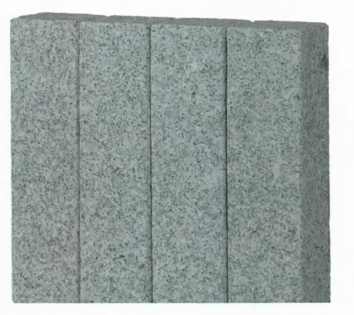 Angaben:
Palisaden -Kombistein- BRAVO EXACTA -geflammt- 
Bearbeitung: allseits gesägt & geflammt, Kanten gefast
Farbe: edelgrau
Material: Granit 
Herkunft: China 
Größe: 8x8x30 cm 5 kg/Stück

Befund:
Bearbeitete Werksteine und Waren daraus