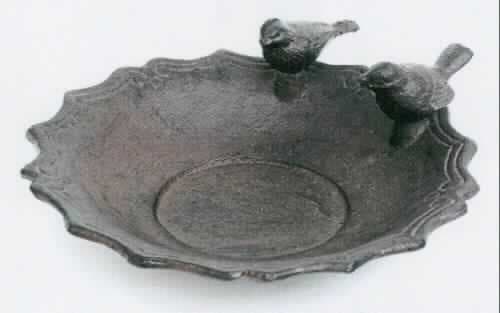 Vogeltränke aus Gusseisen

Die Ware besteht aus einer tellerartigen Schale mit zwei Vogelnachbildungen am Rand. Die Gesamthöhe beträgt ca. 8 cm, der Durchmesser ca. 20 cm. Nach den Angaben handelt es sich bei dem Material um Grauguss, einem nicht verformbaren Gusseisentyp.
Das Erzeugnis ist als Vogeltränke im Garten bestimmt.

Die Ware ist als andere Ware aus nicht verformbarem Gusseisen in die Unterposition 73251000 der Kombinierten Nomenklatur einzureihen.