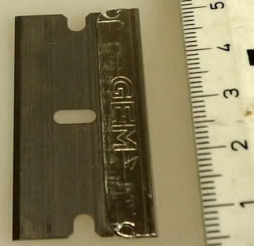 Bügelklinge aus Karbon-Stahl

- mit scharf geschliffener Schneide und verstärktem Rücken

- mit Aussparungen zur Befestigung an beiden Seiten und in der Klingenmitte

- rechteckig (ca. 4 x 2 cm)

- zur Reinigung von Glas nach Einsetzen in einen Schaber

- mit Schutzhülle aus Papier

- zu je 100 Stück in einem Karton verpackt

Derartige Erzeugnisse gehören als "andere auswechselbare Werkzeuge" mit arbeitendem Teil aus unedlem Metall zur Codenummer 8207 9099 00 0 des Elektronischen Zolltarifs (EZT).