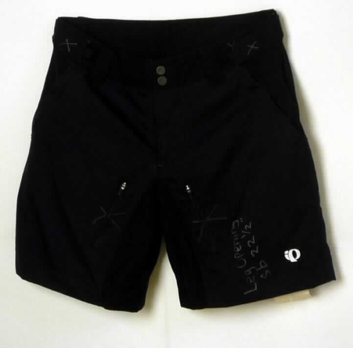 Kurze Hose, sog. Damenradsporthose Art. Nr. 11211309 W LAUNCH SPORT, Größe M, Foto siehe Anlage,
- aus ca. 0,4 mm dicken, einfarbigen Geweben aus lt. Antrag 100 % synthetischen Chemiefasern,
- in der Taille abschließend, mit einem Taillenbund mit Gürtelschlaufen,
- vorn mit einer Öffnung mit Reißverschluss und einer Patte mit Druckknopfverschluss von links auf rechts 
  (Männerkleidung),
- mit kurzen Hosenbeinen, die die Knie nicht vollständig bedecken,
- mit Taschen,
- an den Beinabschlüssen gesäumt.

"Kurze Hose, aus Geweben, für Männer, aus synthetischen Chemiefasern"