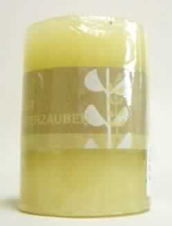 Angaben: 
Stumpenkerze mit Banderole, cremefarben. 
Die Kerze wird aus Paraffin hergestellt, das weder Benzol noch Toluol enthält.
Feststellungen:
zylindrische, cremefarbene Kerze von glatter Oberfläche; Höhe ca. 9,5 cm; Durchmesser ca. 7 cm; nicht parfümiert; mit bedruckter Papierbanderole. Die Kerze ist in Klarsichtfolie eingeschweißt, mit Etikettenanhänger an einer Kordelschleife (Aufmachung für den Einzelverkauf).
Die vorliegenden Angaben bezüglich des Gehaltes an Benzol und Toluol in der Kerze werden als zutreffend unterstellt. 

Befund:
Kerzen aller Art; glatt, nicht parfümiert; andere